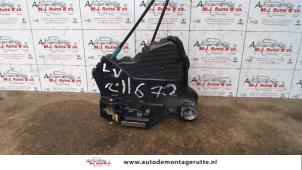 O83210 Gebruikte slotmechaniek portier 4deurs links-voor Daihatsu Sirion
