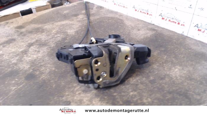 Portierslot Mechaniek 4Deurs rechts-voor van een Daihatsu Sirion 2 (M3) 1.3 16V DVVT 2005