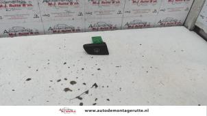 O106798 Gebruikte verwarmingsschakelaar achterruit Citroen C1