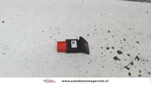 O104347 Gebruikte paniekverlichtings schakelaar Skoda Fabia