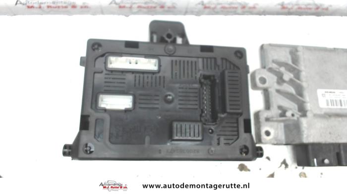 Kontaktslot + computer van een Renault Clio III (BR/CR) 1.2 16V 75 2008