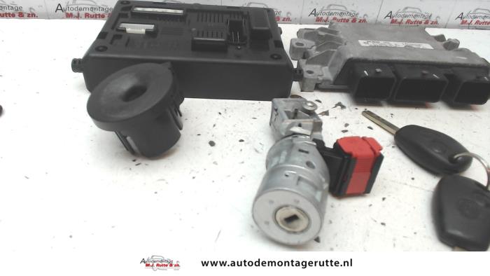 Kontaktslot + computer van een Renault Clio III (BR/CR) 1.2 16V 75 2008