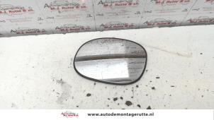 Gebruikte Spiegelglas links Citroen C2 (JM) 1.4 Prijs op aanvraag aangeboden door Autodemontage M.J. Rutte B.V.