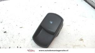 Gebruikte Ruit schakelaar elektrisch Opel Corsa D 1.0 Prijs op aanvraag aangeboden door Autodemontage M.J. Rutte B.V.