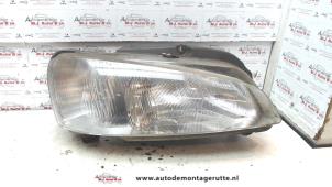 O74190 Gebruikte rechter koplamp Peugeot 106
