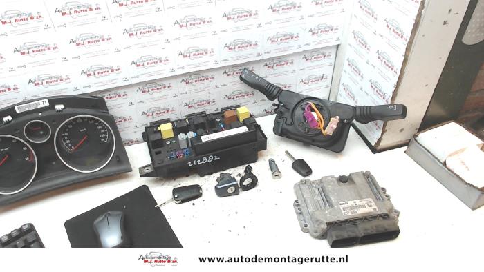 Gebruikte Contactslot + computer Opel Zafira O113653