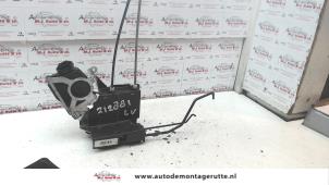 O83057 Gebruikte slotmechaniek portier 4deurs links-voor Kia Rio
