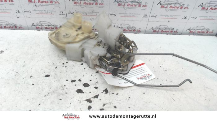 Deurslot Mechaniek 4Deurs links-voor van een Honda Jazz (GD/GE2/GE3) 1.3 i-Dsi 2002