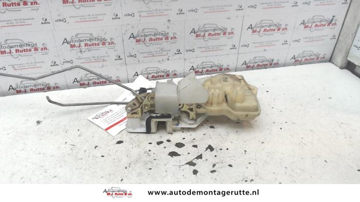 Deurslot Mechaniek 4Deurs links-voor van een Honda Jazz (GD/GE2/GE3) 1.3 i-Dsi 2002