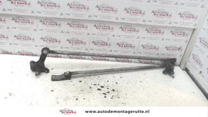 O118268 Gebruikte ruitenwis mechaniek Mitsubishi Colt