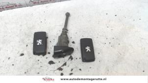 O81645 Gebruikte portierslot cilinder links Peugeot 407