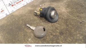 Gebruikte Slot Cilinder achter Renault Twingo (C06) 1.2 SPi Phase I Prijs € 25,00 Margeregeling aangeboden door Autodemontage M.J. Rutte B.V.