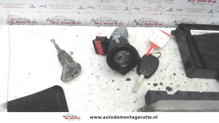 Kontaktslot + computer van een Renault Clio III (BR/CR) 1.4 16V 2005