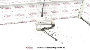 O82891 Gebruikte deurslot mechaniek 4deurs links-voor Opel Zafira