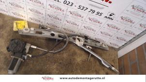 Gebruikte Ruitmechaniek 4Deurs links-voor Renault Megane II (BM/CM) 1.4 16V 98 Prijs op aanvraag aangeboden door Autodemontage M.J. Rutte B.V.