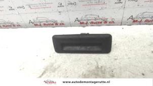 O90490 Gebruikte schakelaar achterklep Skoda Rapid