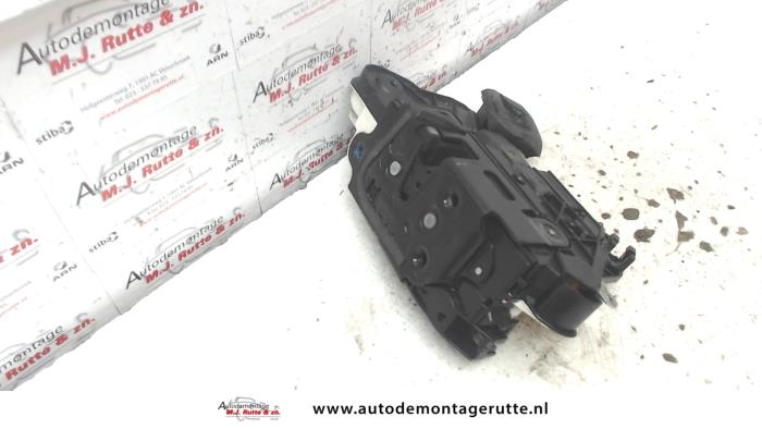 Portierslot Mechaniek 4Deurs links-voor van een Skoda Rapid Spaceback 1.4 TDI 12V 2016