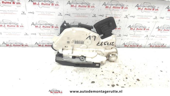 Portierslot Mechaniek 4Deurs links-voor van een Skoda Rapid Spaceback 1.4 TDI 12V 2016