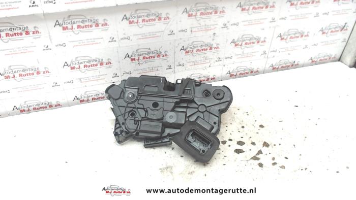 Portierslot Mechaniek 4Deurs links-voor van een Skoda Rapid Spaceback 1.4 TDI 12V 2016