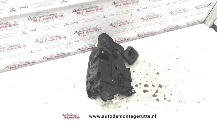 Portierslot Mechaniek 4Deurs links-voor van een Skoda Rapid Spaceback 1.4 TDI 12V 2016