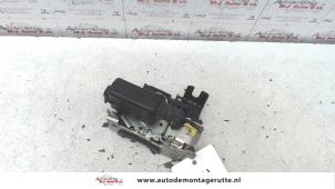 O83653 Gebruikte slotmechaniek portier 4deurs rechts-voor Dacia Sandero