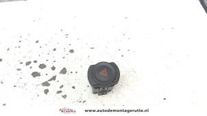 O104268 Gebruikte schakelaar paniekverlichting Dacia Sandero