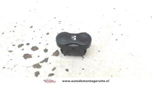 O107487 Gebruikte schakelaar elektrisch raam Dacia Sandero