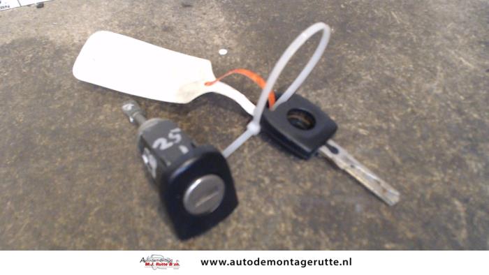 Portierslot Cilinder links van een Volkswagen Bora (1J2) 1.6 2000