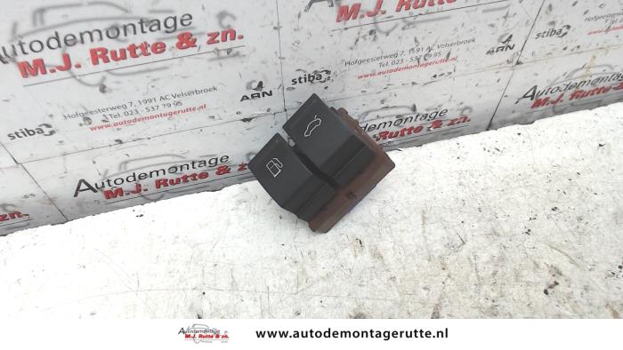 Gebruikte Schakelaar achterklep Volkswagen Passat O90470