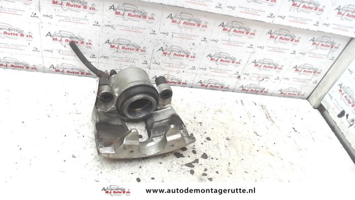 Gebruikte Remklauw (Tang) links-voor Mazda 3. O112009