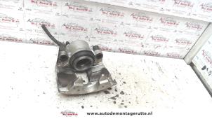 O112009 Gebruikte remklauw (tang) links-voor Mazda 3.