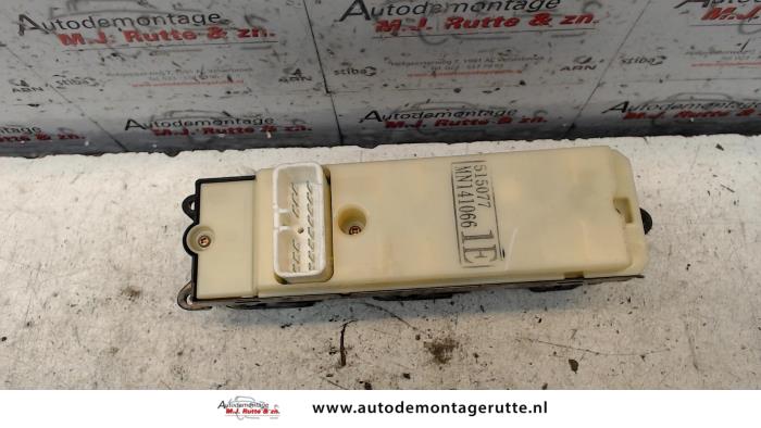 Combischakelaar ramen van een Mitsubishi Grandis (NA) 2.4 16V MIVEC 2005