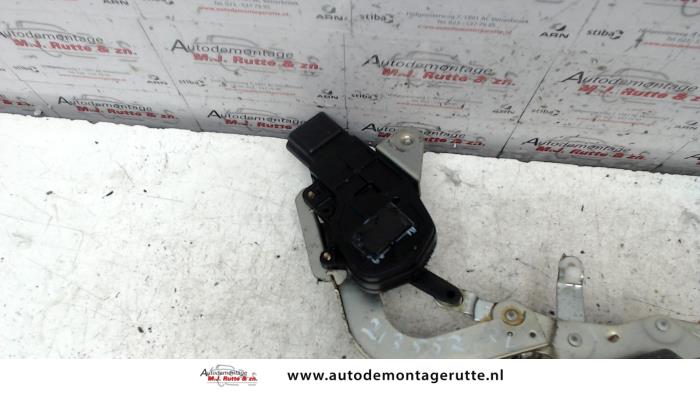 Deurslot Mechaniek 4Deurs rechts-voor van een Suzuki Ignis (FH) 1.3 16V 2001