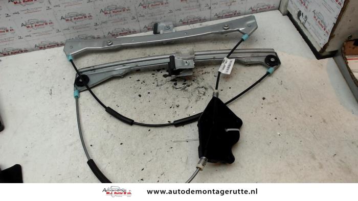 Raammechaniek 2Deurs links-voor van een Renault Clio II (BB/CB) 1.2 16V 2001