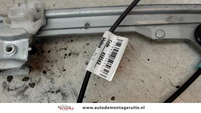 Raammechaniek 2Deurs links-voor van een Renault Clio II (BB/CB) 1.2 16V 2001