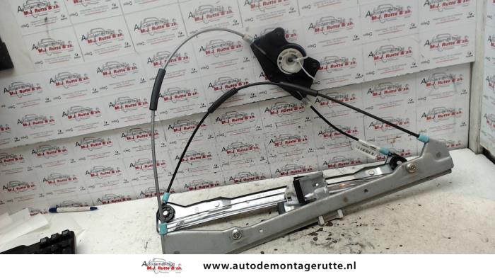 Raammechaniek 2Deurs links-voor van een Renault Clio II (BB/CB) 1.2 16V 2001