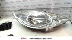 O74165 Gebruikte rechter koplamp Peugeot 1007