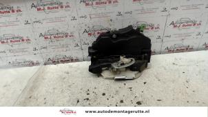 O83450 Gebruikte slotmechaniek portier 4deurs links-achter Mitsubishi Outlander