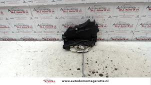 O83170 Gebruikte slotmechaniek portier 4deurs links-voor Mitsubishi Outlander