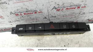 O104228 Gebruikte paniekverlichtings schakelaar Fiat Punto
