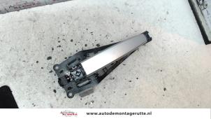 O79620 Gebruikte portiergreep 2deurs links Opel Tigra
