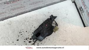 O82615 Gebruikte portierslot mechaniek 2deurs rechts Opel Tigra