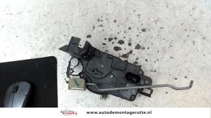 O82346 Gebruikte slotmechaniek portier 2deurs links Opel Tigra