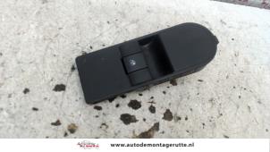 O107197 Gebruikte schakelaar elektrisch raam Opel Tigra