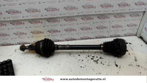 O111384 Gebruikte steekas links-voor Seat Leon