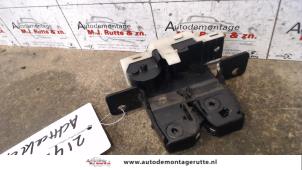 Gebruikte Slotmechaniek Achterklep Renault Modus/Grand Modus (JP) 1.6 16V Prijs op aanvraag aangeboden door Autodemontage M.J. Rutte B.V.