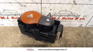Gebruikte Schakelaar Paniekverlichting Renault Modus/Grand Modus (JP) 1.6 16V Prijs op aanvraag aangeboden door Autodemontage M.J. Rutte B.V.