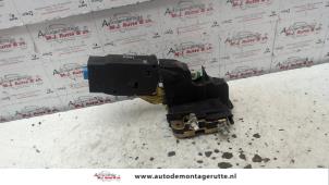 O83169 Gebruikte slotmechaniek portier 4deurs links-voor Mitsubishi Space Star