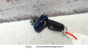 Gebruikte Portierslot Cilinder links Opel Astra H (L48) 1.8 16V Prijs op aanvraag aangeboden door Autodemontage M.J. Rutte B.V.