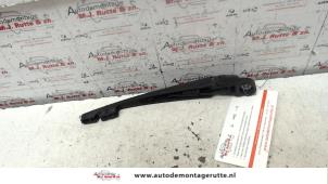 O97767 Gebruikte ruitenwisserarm achter Suzuki Swift